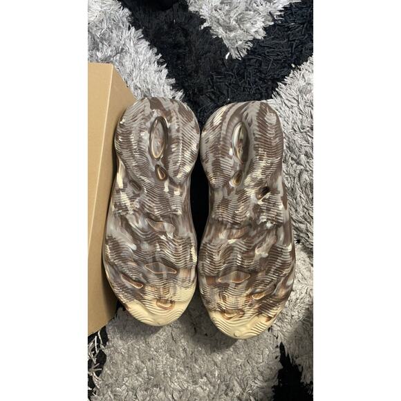 Athletic_Shoes